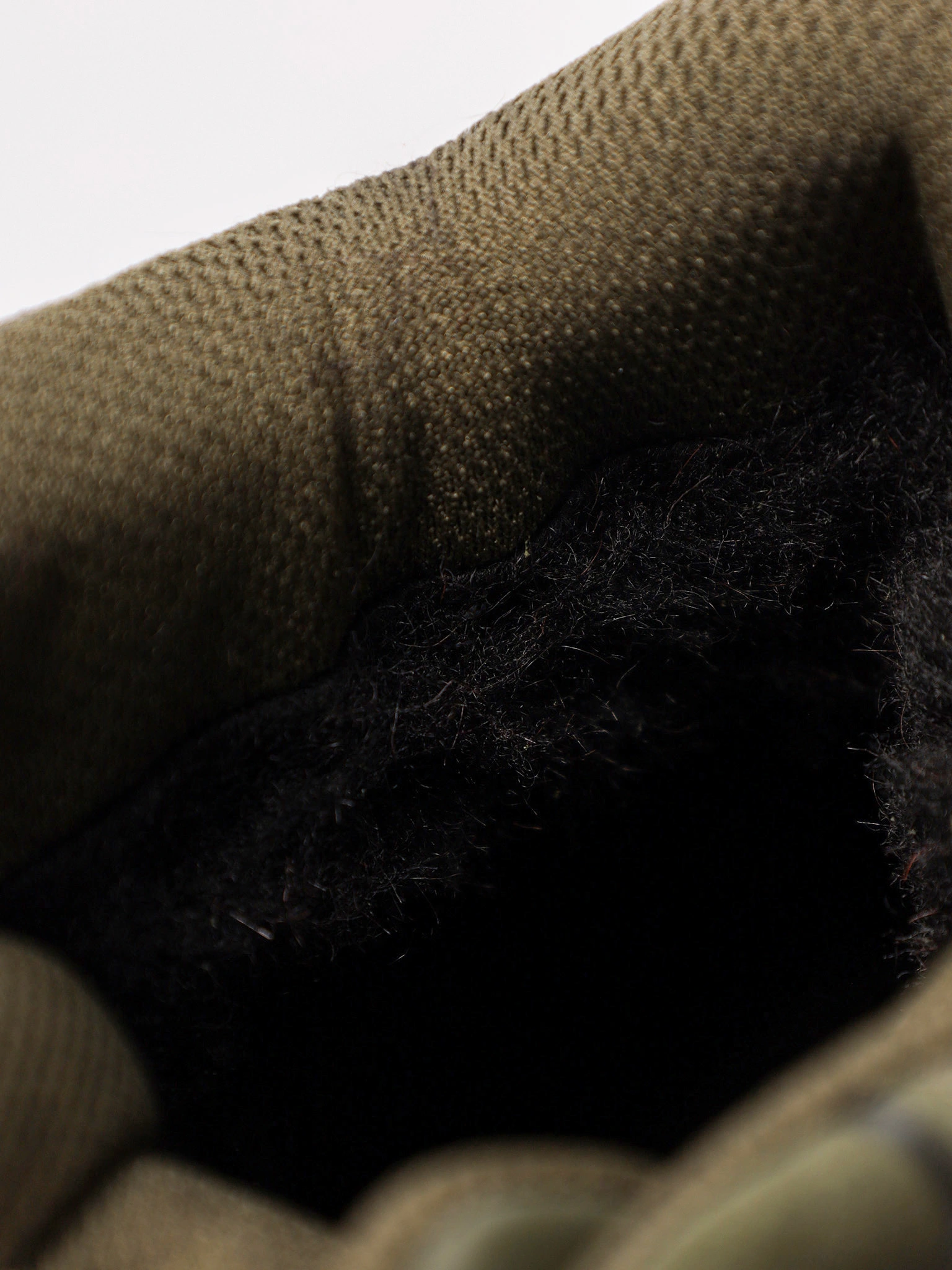 Кроссовки зеленого цвета комбинированные на средней подошве